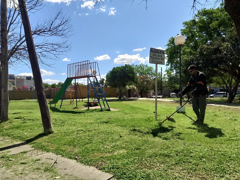 Trabajos de mantenimiento y mejoras en calles y plazas de distintos barrios