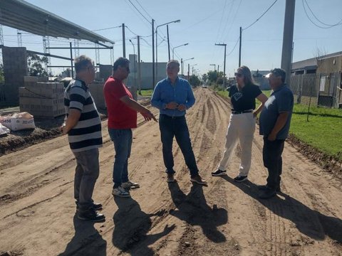 Avanzan los trabajos de mejoramiento vial en el loteo La Arbolada