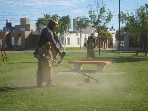 El Municipio realiza trabajos de mantenimiento y corte de césped en diferentes puntos de la ciudad