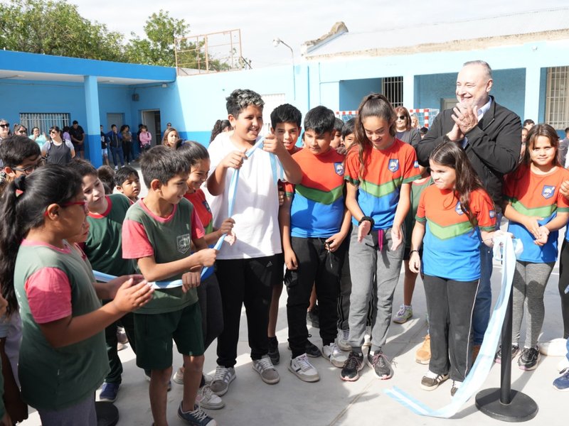 El intendente Accastello inauguró el nuevo playón deportivo en la escuela Arturo M. Bas de Las Playas