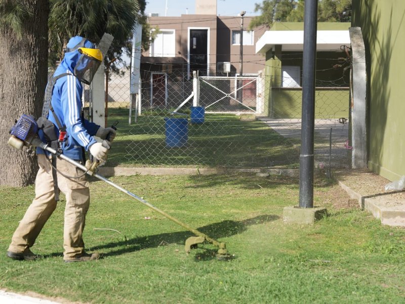 El municipio realiza tareas de mantenimiento de espacios verdes en distintos puntos de la ciudad