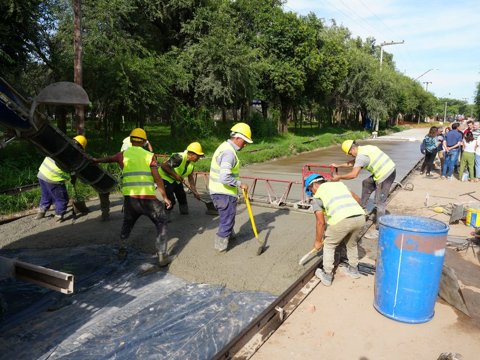 Programa de pavimentación en los barrios: El intendente supervisó la obra de hormigonado de la Avenida Lorenzo Gilli